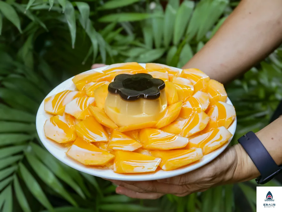 東海美食,東海何媽媽,東海冰店,東海草莓冰,台中草莓冰,草莓布丁冰,台中冰店 @鯊魚大口咬