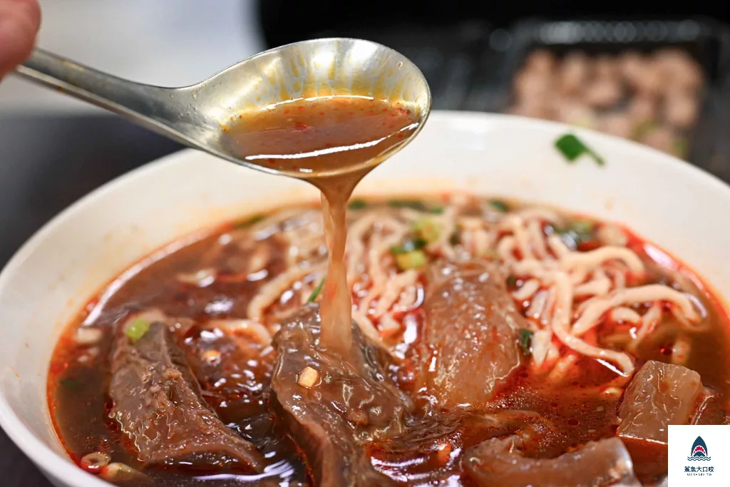 台中必比登美食,西屯牛肉麵,台中美食,西屯區美食,台中牛肉麵,可口牛肉麵,可口牛肉麵必比登,可口牛肉麵菜單,台中,台中必比登推薦 @鯊魚大口咬