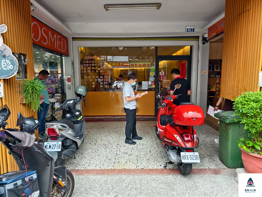 台中必比登美食,西屯牛肉麵,台中美食,西屯區美食,台中牛肉麵,可口牛肉麵,可口牛肉麵必比登,可口牛肉麵菜單,台中,台中必比登推薦 @鯊魚大口咬