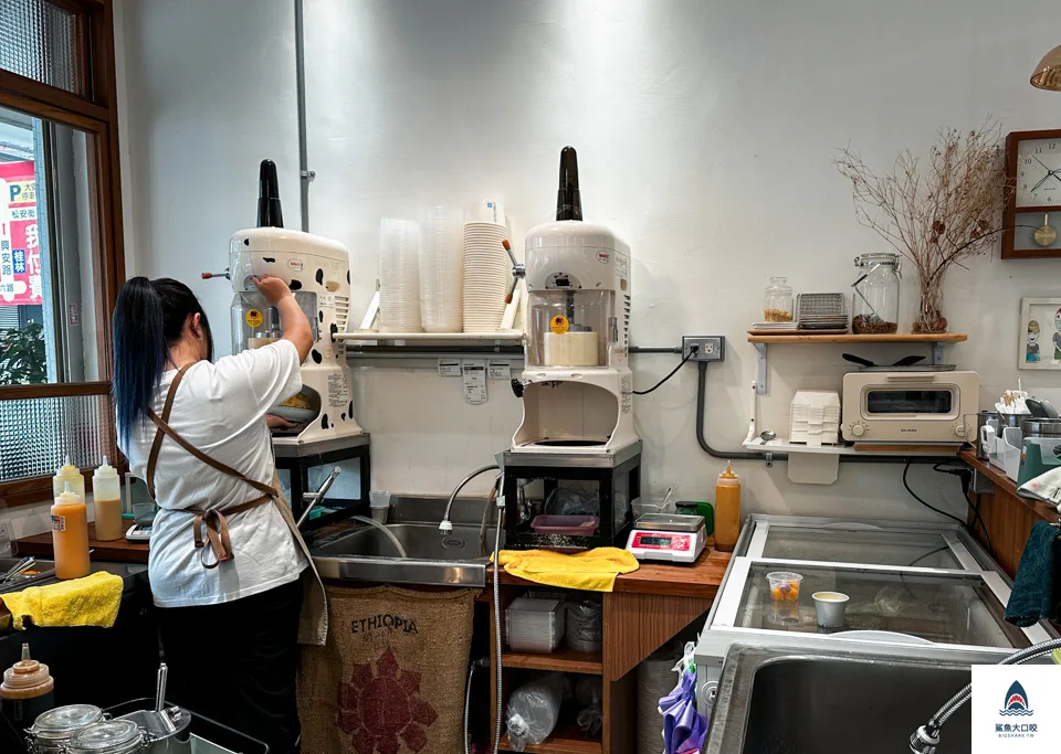 老喬冰菓室,老喬冰果室菜單,台中雪花冰推薦,台中北屯冰品,台中北屯冰店,台中北屯吃冰推薦,台中北屯甜湯,台中冰品,台中吃冰推薦,台中剉冰,台中好吃雪花冰,台中冰店,台中水果冰,台中刨冰,台中雪花冰 @鯊魚大口咬