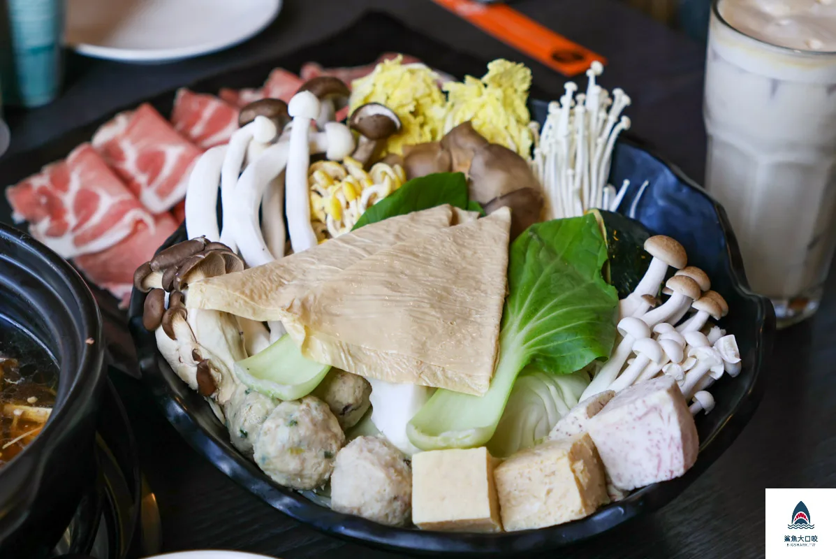 菇神,菇神觀景複合式餐飲,新社美食,黃金蟲草放山雞,台中美食,台中火鍋,台中米其林必比登 @鯊魚大口咬