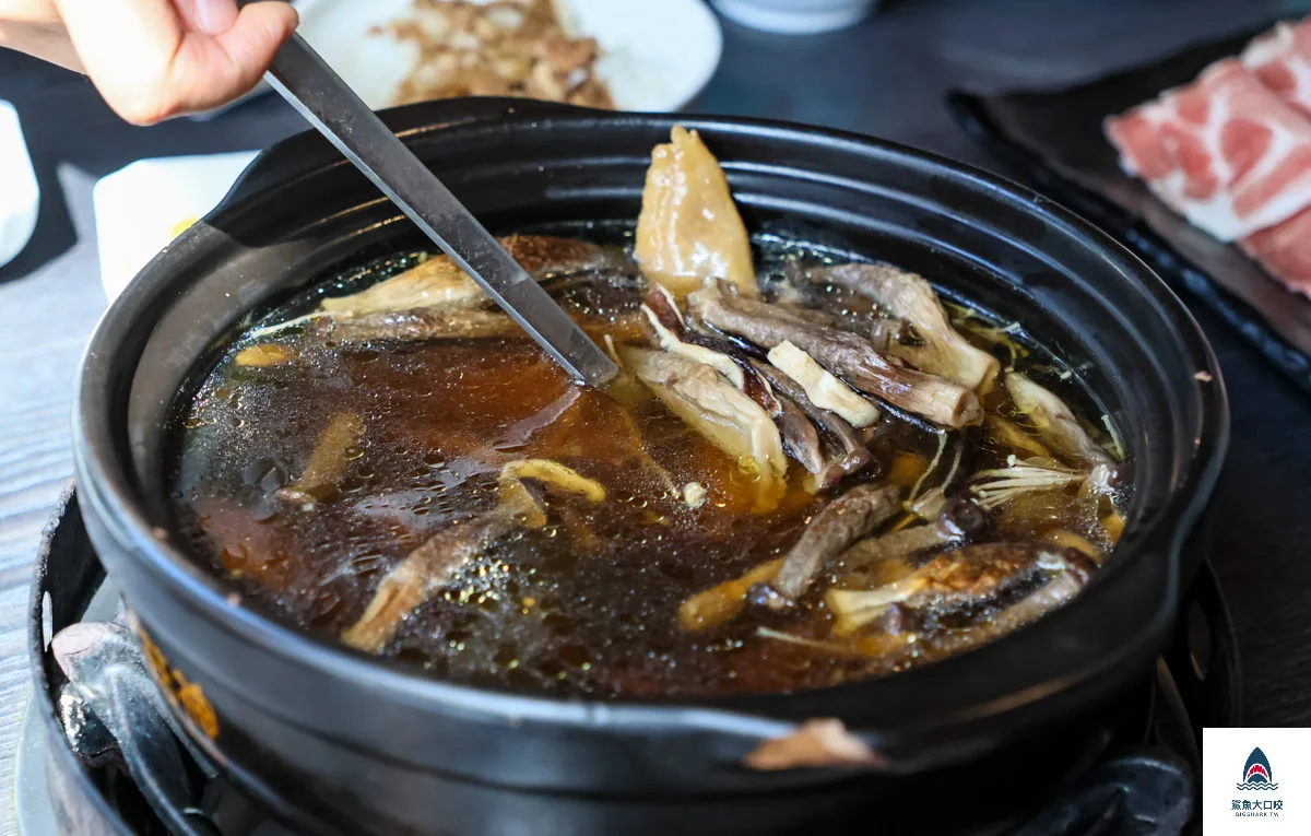 菇神,菇神觀景複合式餐飲,新社美食,黃金蟲草放山雞,台中美食,台中火鍋,台中米其林必比登 @鯊魚大口咬