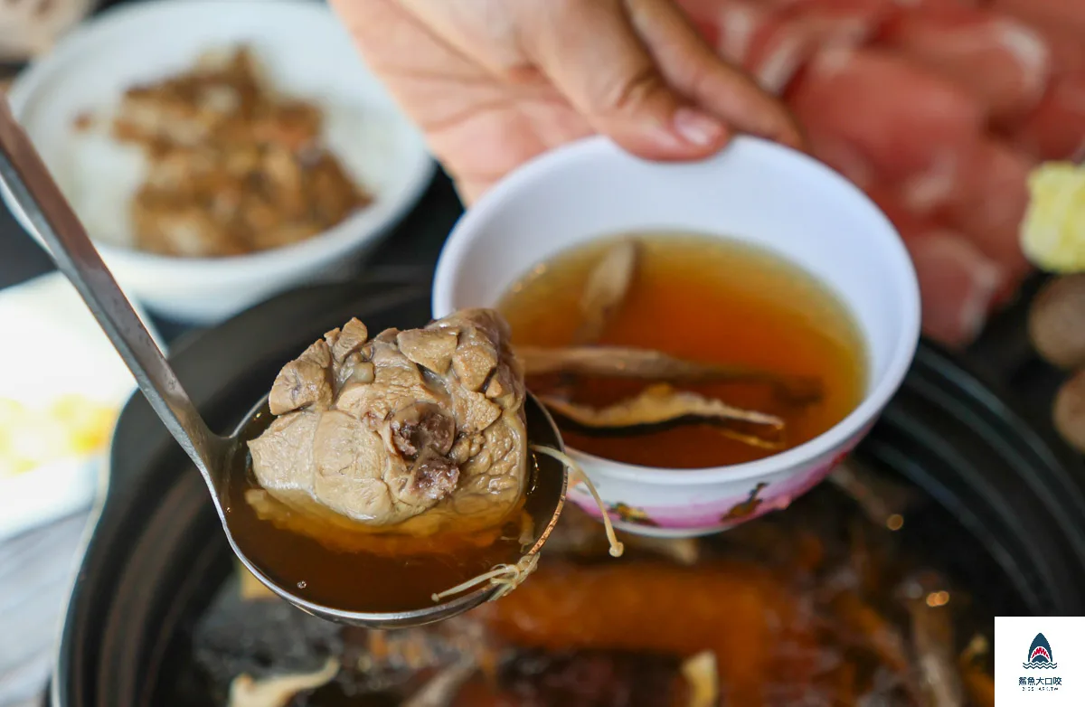 菇神,菇神觀景複合式餐飲,新社美食,黃金蟲草放山雞,台中美食,台中火鍋,台中米其林必比登 @鯊魚大口咬