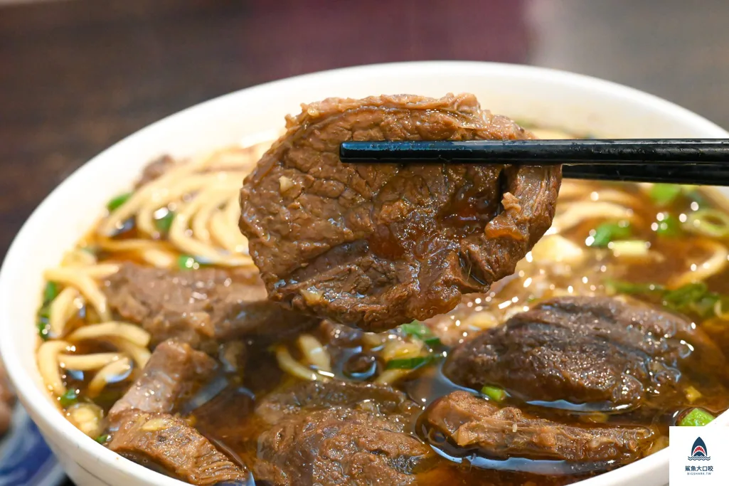 台中西區牛肉麵,台中小吃美食,台中牛肉麵,六六順牛肉麵,六六順牛肉麵地址,六六順牛肉麵電話,六六順牛肉麵營業時間,六六順牛肉麵菜單 @鯊魚大口咬