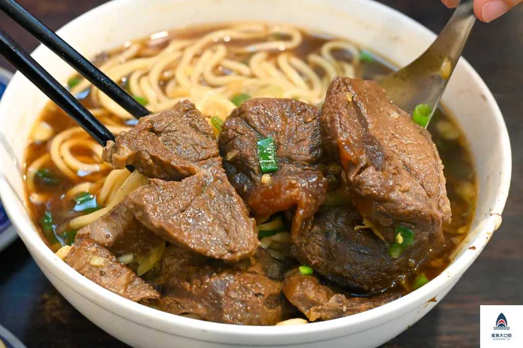 台中西區牛肉麵,台中小吃美食,台中牛肉麵,六六順牛肉麵,六六順牛肉麵地址,六六順牛肉麵電話,六六順牛肉麵營業時間,六六順牛肉麵菜單 @鯊魚大口咬