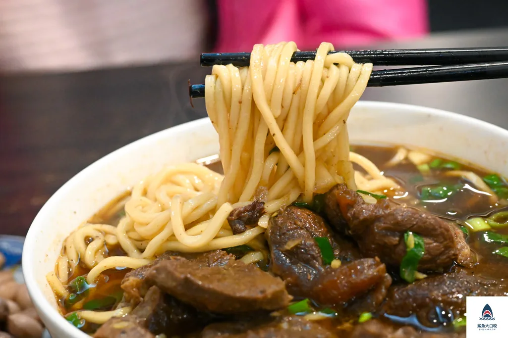 台中西區牛肉麵,台中小吃美食,台中牛肉麵,六六順牛肉麵,六六順牛肉麵地址,六六順牛肉麵電話,六六順牛肉麵營業時間,六六順牛肉麵菜單 @鯊魚大口咬