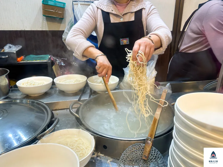 台中西區牛肉麵,台中小吃美食,台中牛肉麵,六六順牛肉麵,六六順牛肉麵地址,六六順牛肉麵電話,六六順牛肉麵營業時間,六六順牛肉麵菜單 @鯊魚大口咬
