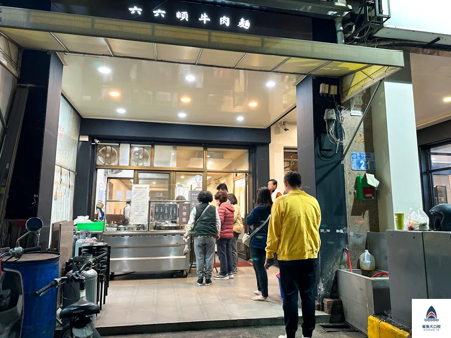 台中西區牛肉麵,台中小吃美食,台中牛肉麵,六六順牛肉麵,六六順牛肉麵地址,六六順牛肉麵電話,六六順牛肉麵營業時間,六六順牛肉麵菜單 @鯊魚大口咬