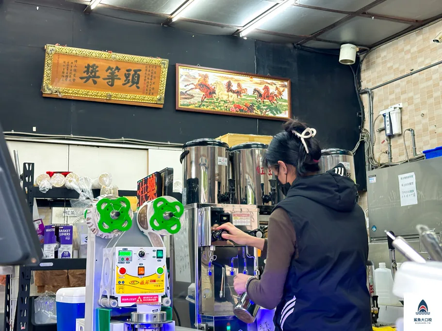 師大美食,師大美食懶人包,師大夜市美食,天下佈武日月潭紅茶,天下佈武日月潭紅茶菜單,師大夜市飲料,天下佈武,天下佈武菜單 @鯊魚大口咬 師大美食,師大美食懶人包,師大夜市美食,天下佈武日月潭紅茶,天下佈武日月潭紅茶菜單,師大夜市飲料,天下佈武,天下佈武菜單 @鯊魚大口咬