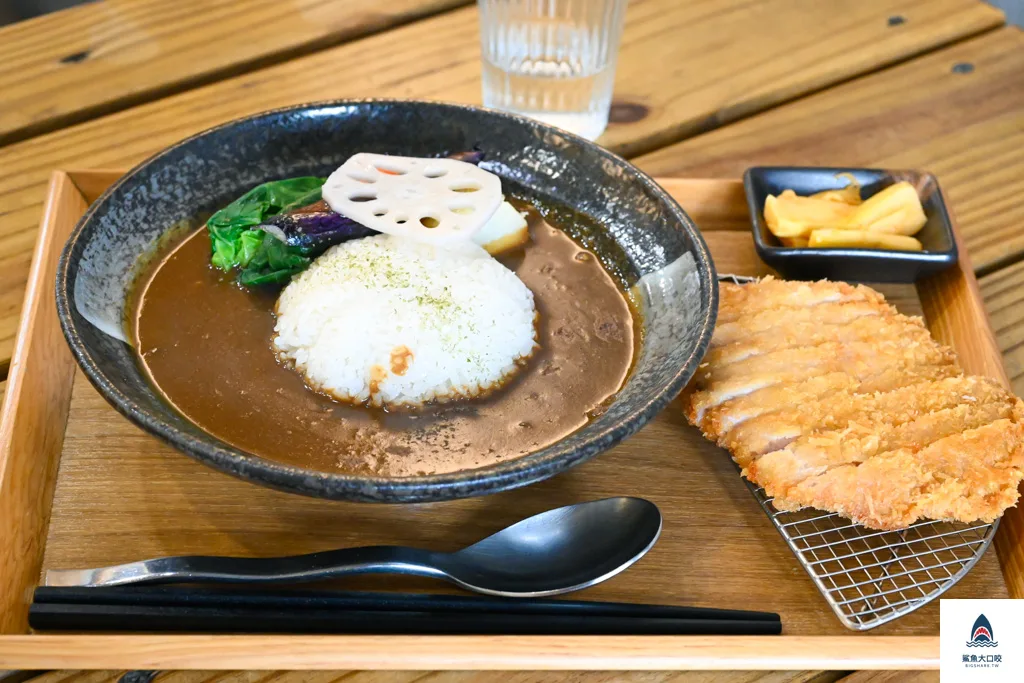 台中精明商圈美食,台中好吃咖哩推薦,綠光咖哩,台中西區美食推薦 @鯊魚大口咬