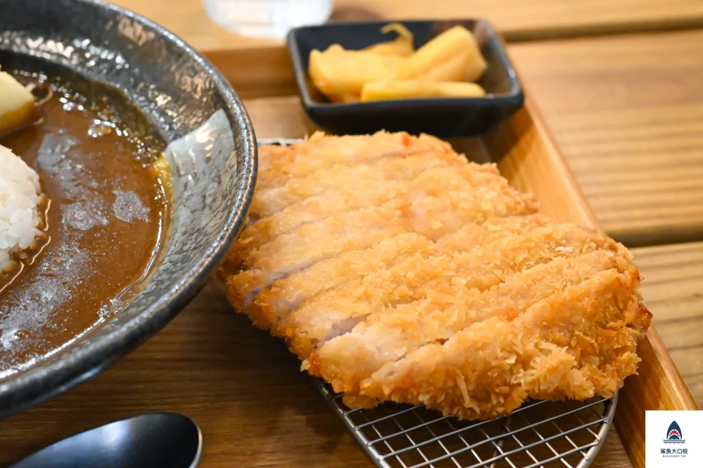台中精明商圈美食,台中好吃咖哩推薦,綠光咖哩,台中西區美食推薦 @鯊魚大口咬