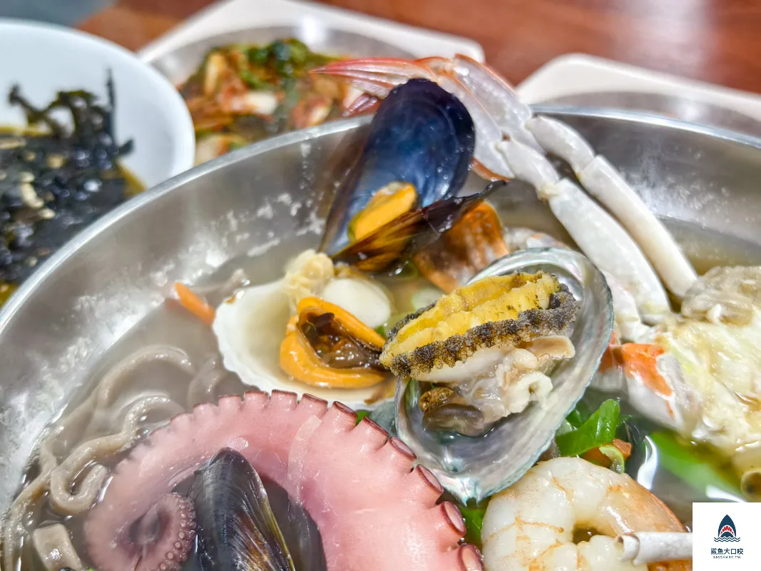 城山日出峰美食推薦,濟州島美食,城山日出峰刀削麵성산일출봉손칼국수 @鯊魚大口咬