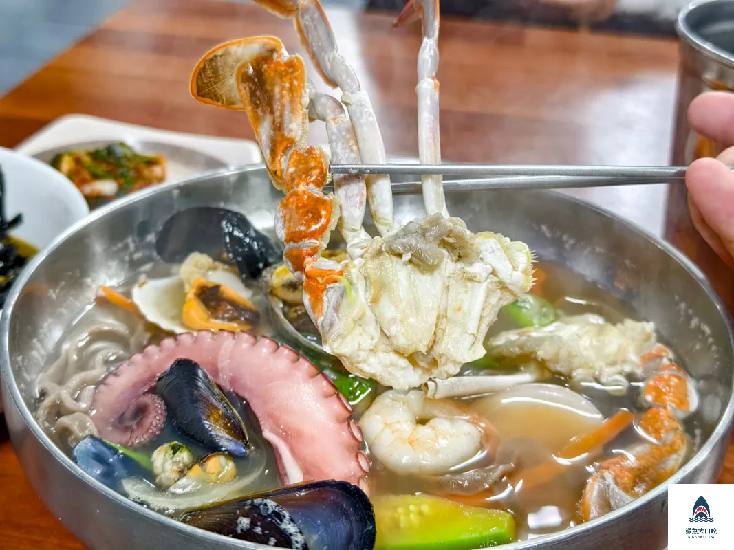 城山日出峰美食推薦,濟州島美食,城山日出峰刀削麵성산일출봉손칼국수 @鯊魚大口咬