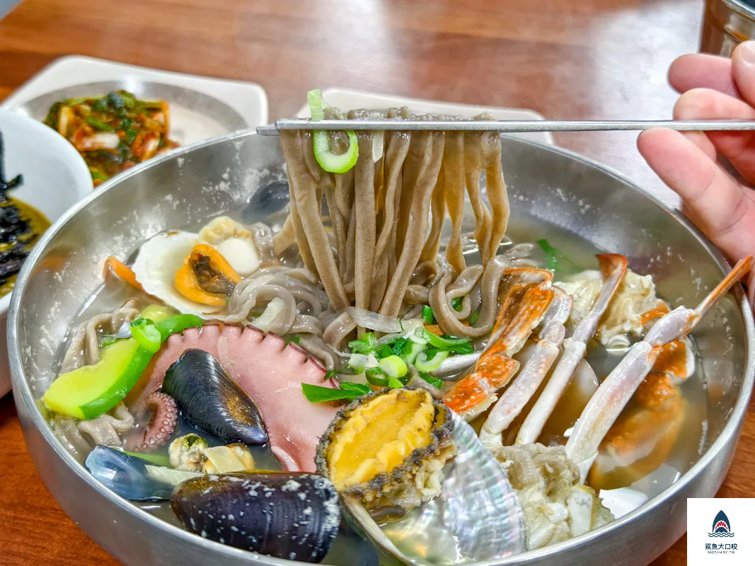 城山日出峰美食推薦,濟州島美食,城山日出峰刀削麵성산일출봉손칼국수 @鯊魚大口咬