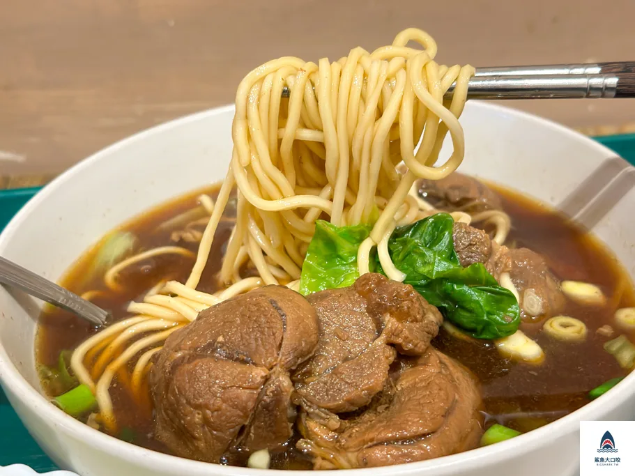 台中牛肉麵推薦,陳師傅牛肉麵大王 @鯊魚大口咬