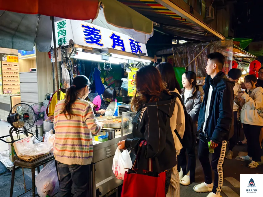 豐原菱角酥,豐原豐東夜市必吃,豐原廟街夜市必吃,豐東夜市菱角酥 @鯊魚大口咬