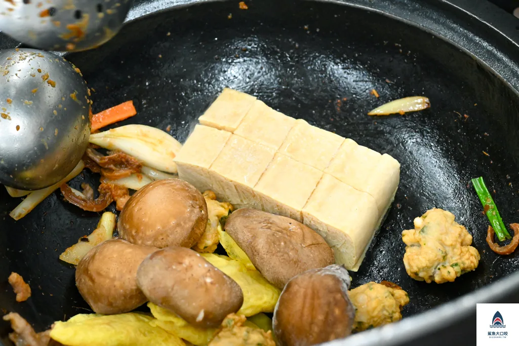 曾德火鍋自助城訂位,西門町美食,曾德火鍋自助城,台北石頭火鍋推薦,西門町火鍋,曾德火鍋自助城菜單 @鯊魚大口咬
