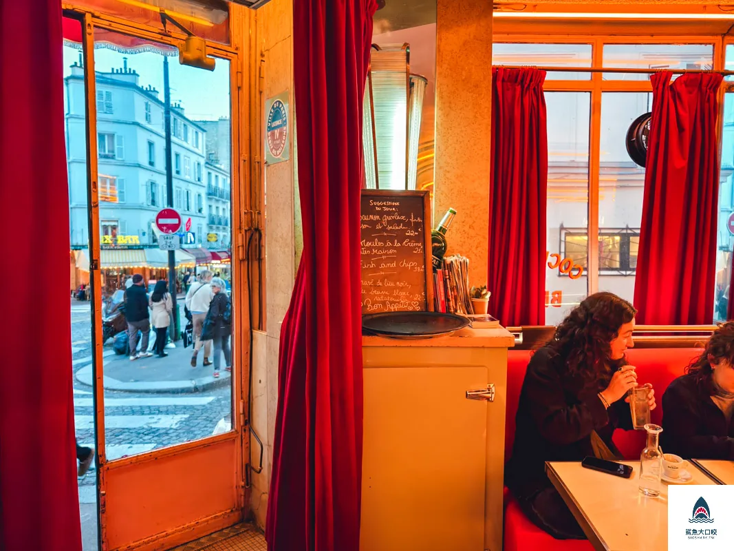 巴黎艾蜜莉的異想世界場景,Cafe des Deux Moulins雙風車咖啡館,巴黎咖啡廳推薦,巴黎蒙馬特 @鯊魚大口咬