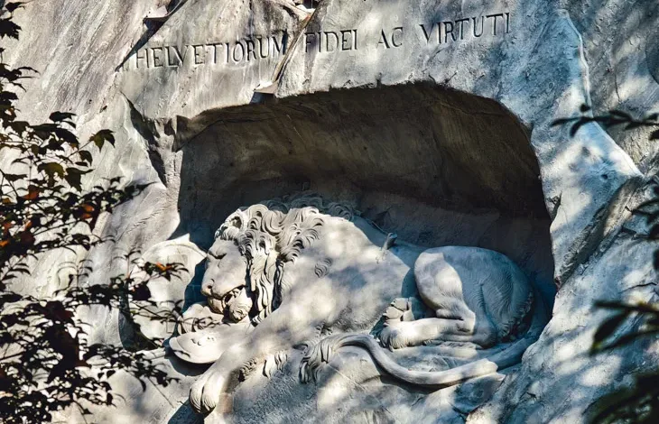 垂死獅子像Löwendenkmal,琉森景點,瑞士琉森景點,Lucerne景點,Lucerne垂死獅子 @鯊魚大口咬