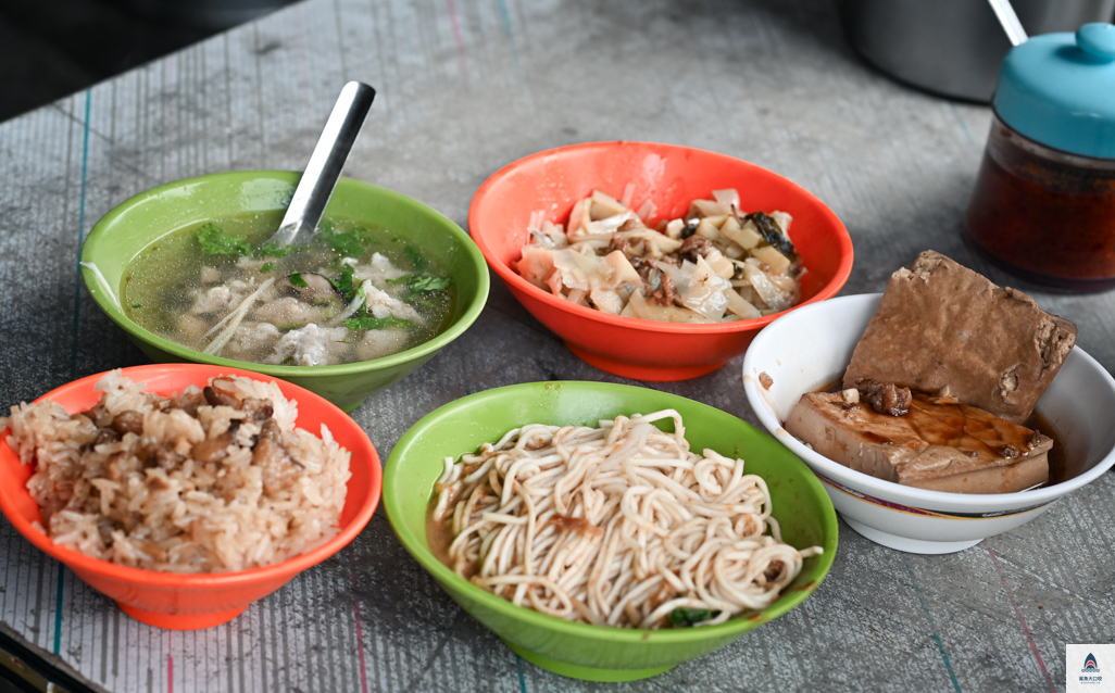 台北銅板美食,台北小吃,酒泉油飯,酒泉傳統油飯,圓山美食,台北油飯推薦,台北麻醬麵推薦 @鯊魚大口咬