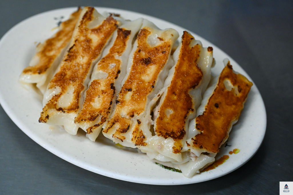 台北小吃,馥陽鍋貼水餃專賣店,寧夏夜市美食,寧夏夜市鍋貼 @鯊魚大口咬