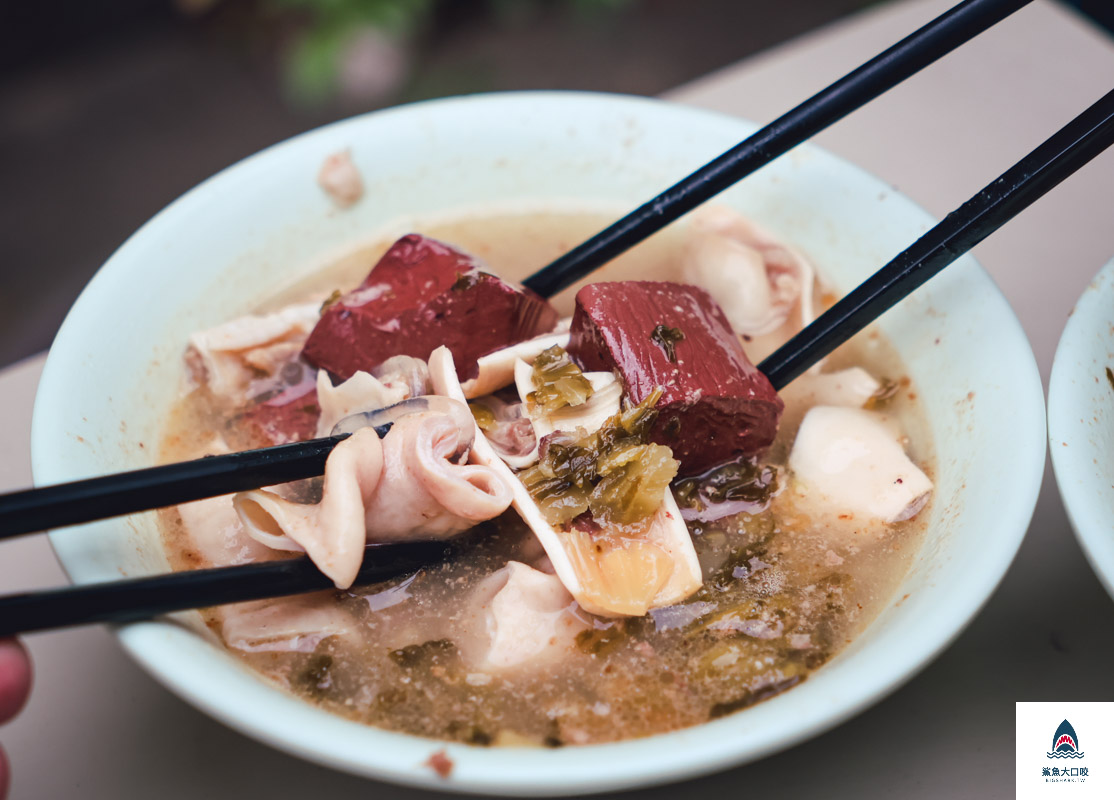 台中早餐,台中胎哥湯,台中美食景點,台中豬雜湯,台中麵店,台中排隊美食,台中東區美食,台中排隊早餐,台中樂成宮美食,台中排隊豬雜湯,台中小吃,台中排隊胎哥湯 @鯊魚大口咬