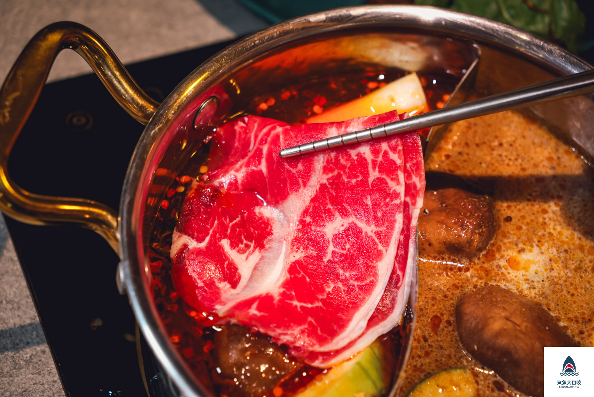 月團圓雞湯火鍋台中店,月團圓雞湯火鍋美術園道店,台中月團圓雞湯火鍋,月團圓雞湯火鍋菜單,月團圓雞湯火鍋台中店菜單,台中月團圓雞湯火鍋菜單 @鯊魚大口咬