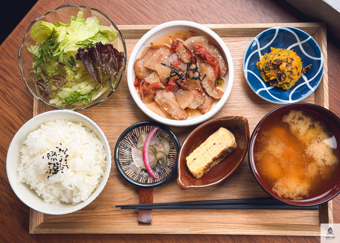 台中南屯美食推薦,台中定食推薦,台中青林檎,台中早午餐 @鯊魚大口咬