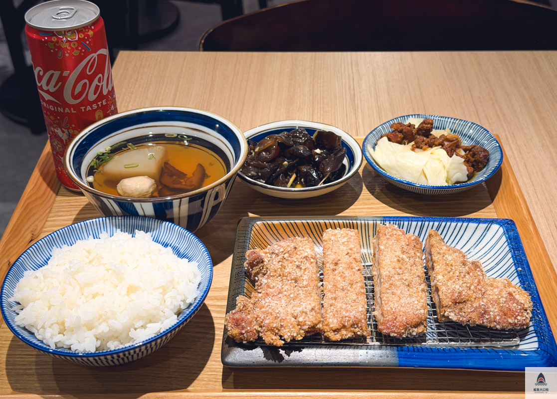 小樹食堂,台中雞排飯推薦,台中愛買水湳店美食推薦 @鯊魚大口咬