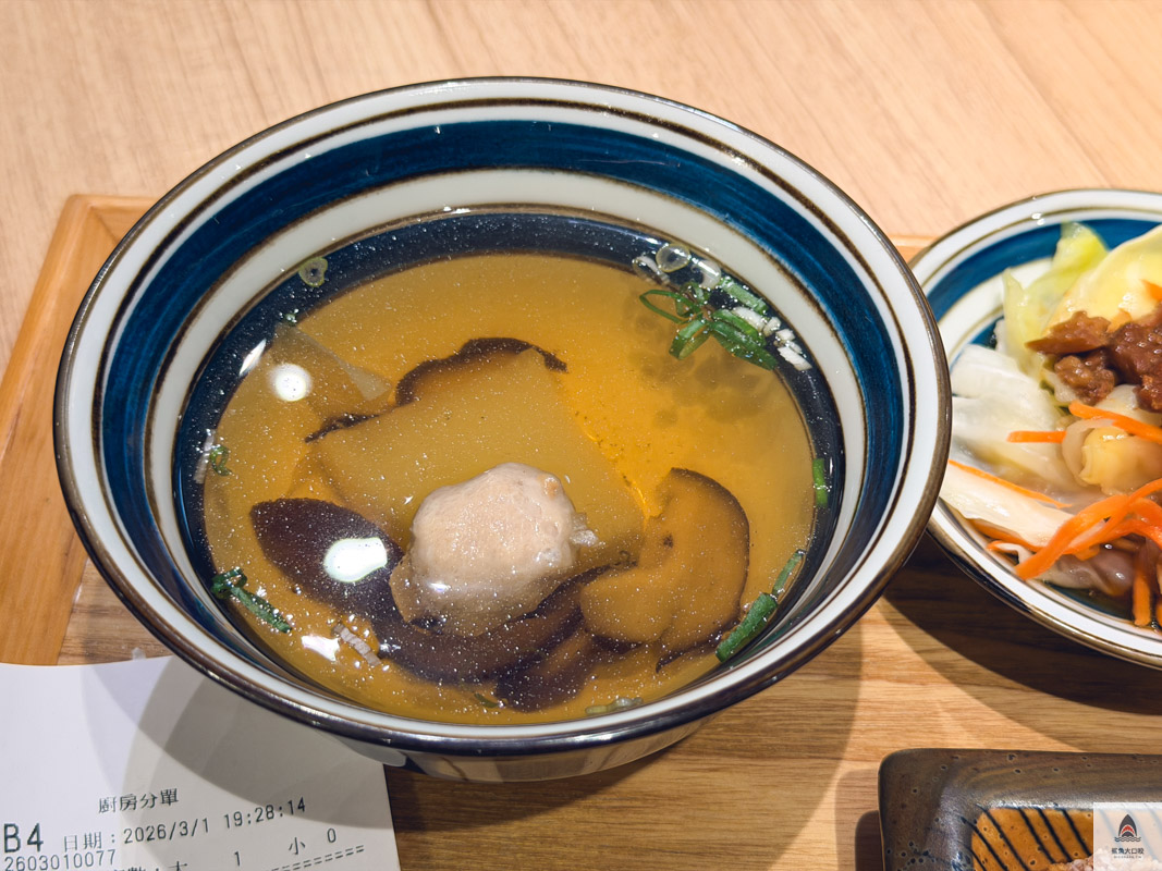 小樹食堂,台中雞排飯推薦,台中愛買水湳店美食推薦 @鯊魚大口咬