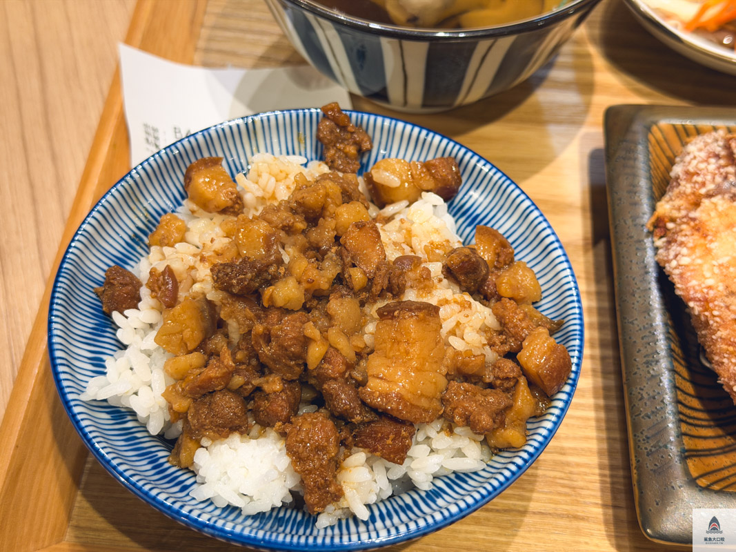 小樹食堂,台中雞排飯推薦,台中愛買水湳店美食推薦 @鯊魚大口咬